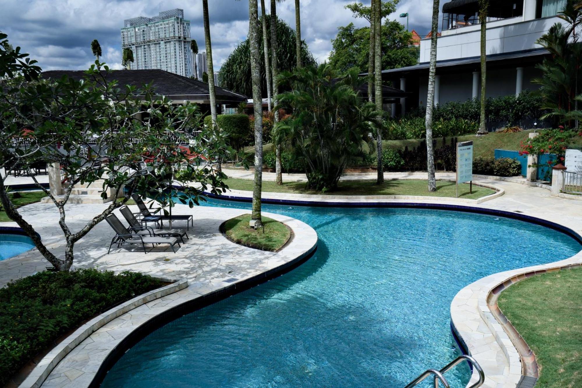 Thistle Johor Bahru Exterior foto The pool at the resort